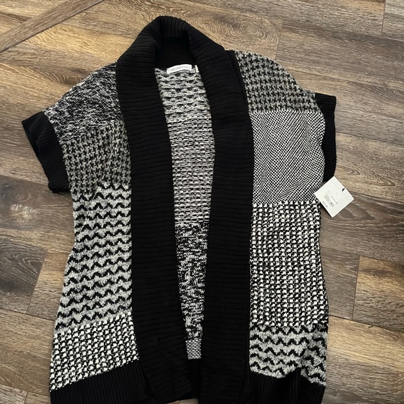 Liz Claiborne Black And White Patchwork Look
Woman's L Short Sleeve Sweater - Picture 6 of 9